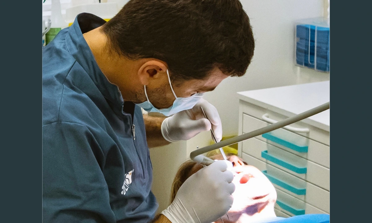 Dentista durante la visita per ascesso dentale in studio odontoiatrico
