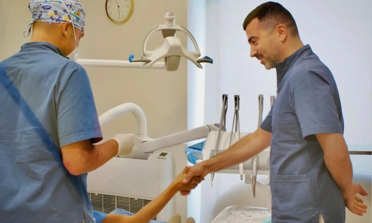 Dott. Marco De Angelis che accoglie un paziente in studio odontoiatrico per valutazione della perdita di osso dentale