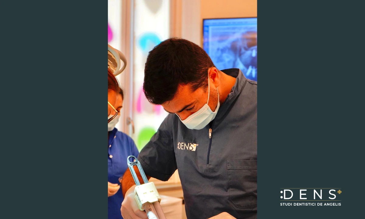 impianto dentale fa male intervento odontoiatrico con dentista durante inserimento impianto