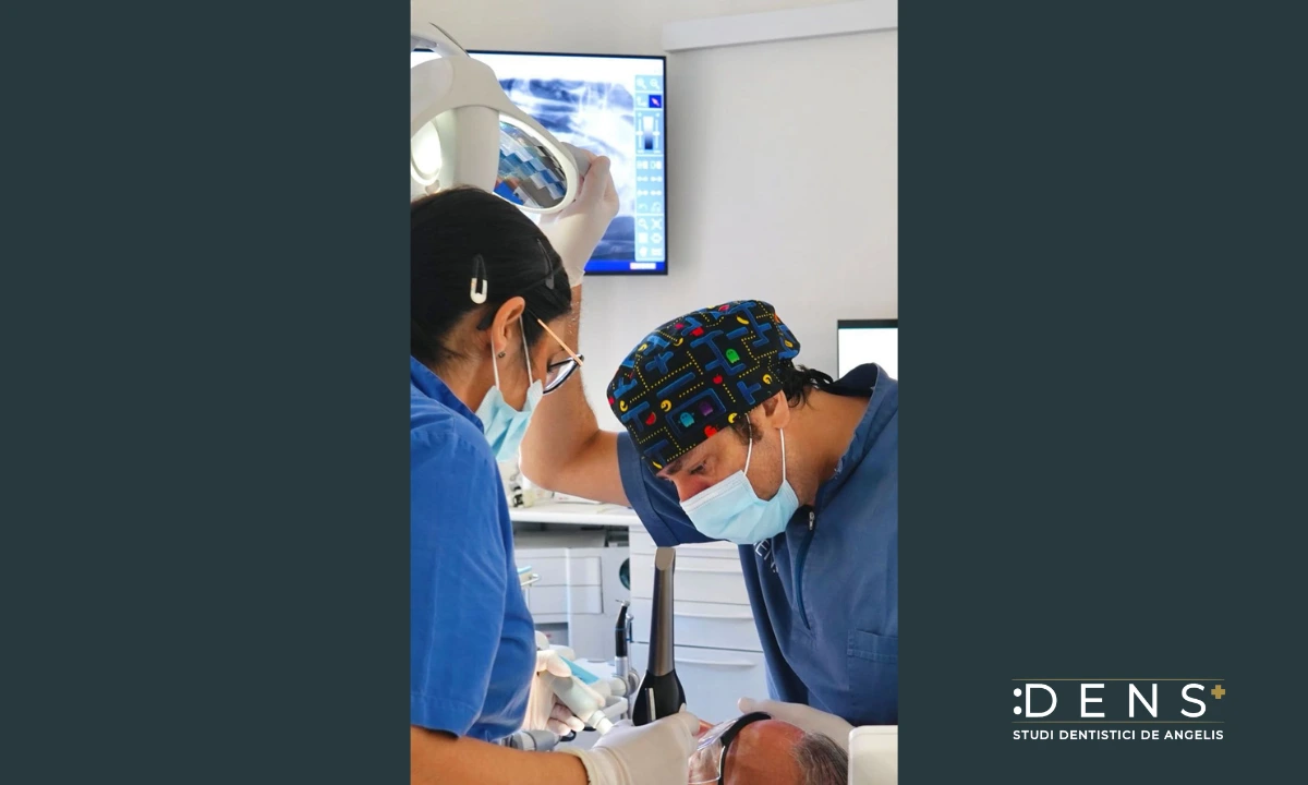 fallimento impianto dentale controllo clinico durante visita implantologica