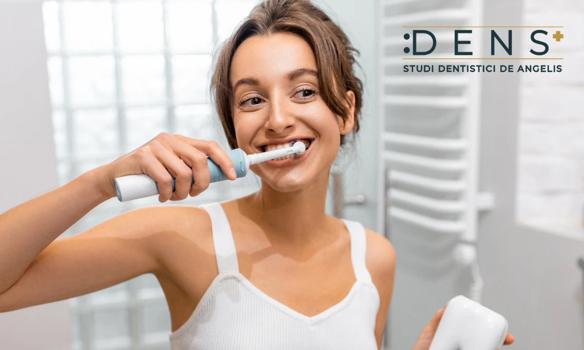 come pulire un impianto dentale con spazzolino elettrico durante l'igiene orale quotidiana