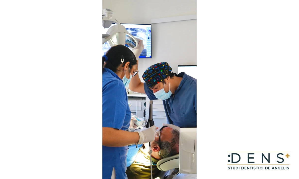 dentista durante una visita odontoiatrica per la valutazione della retrazione gengivale